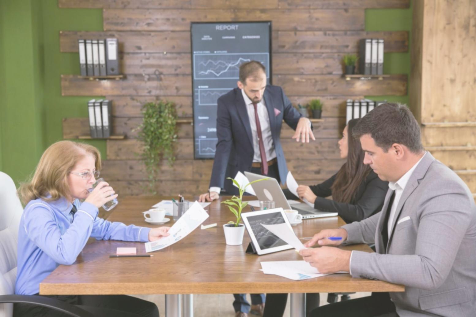 Bureau moderne avec écran affichant données financières